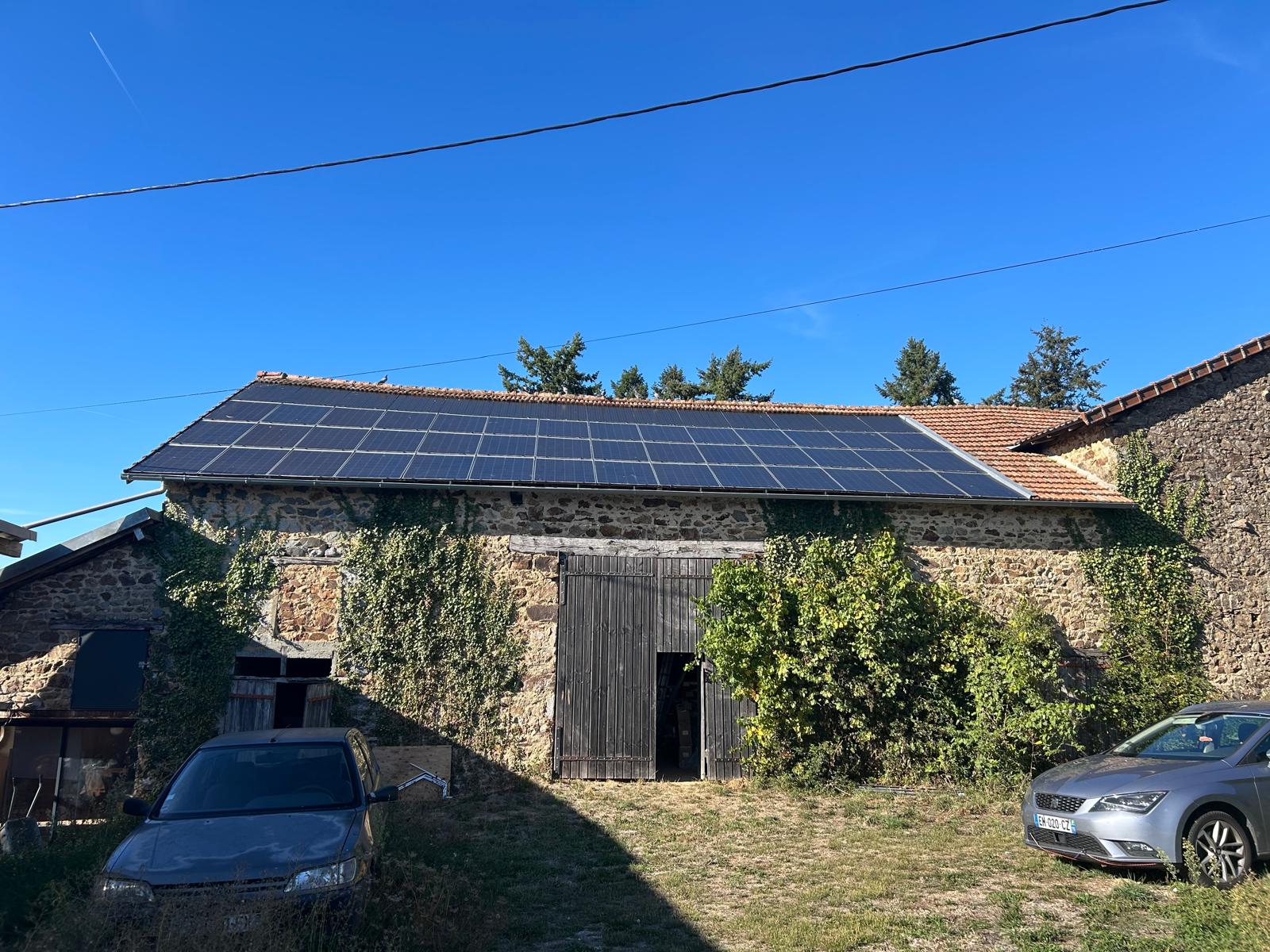 La grange de la ferme de Chabaud, en pierre, avec sa toiture photovoltaïque
